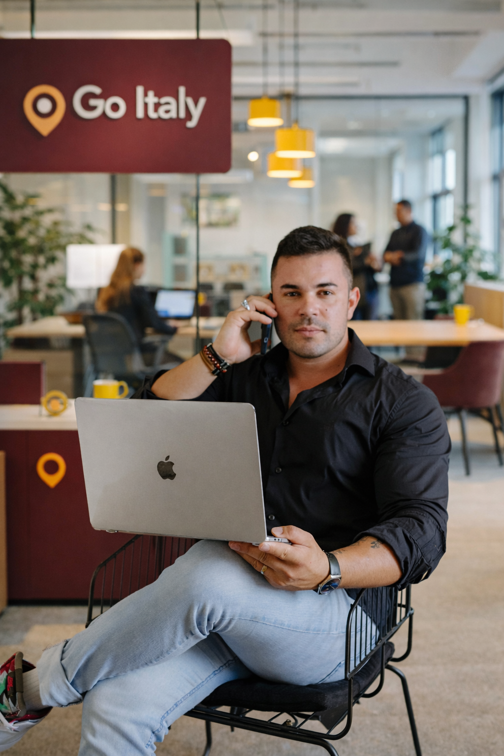 Consultor da Go Italy em atendimento