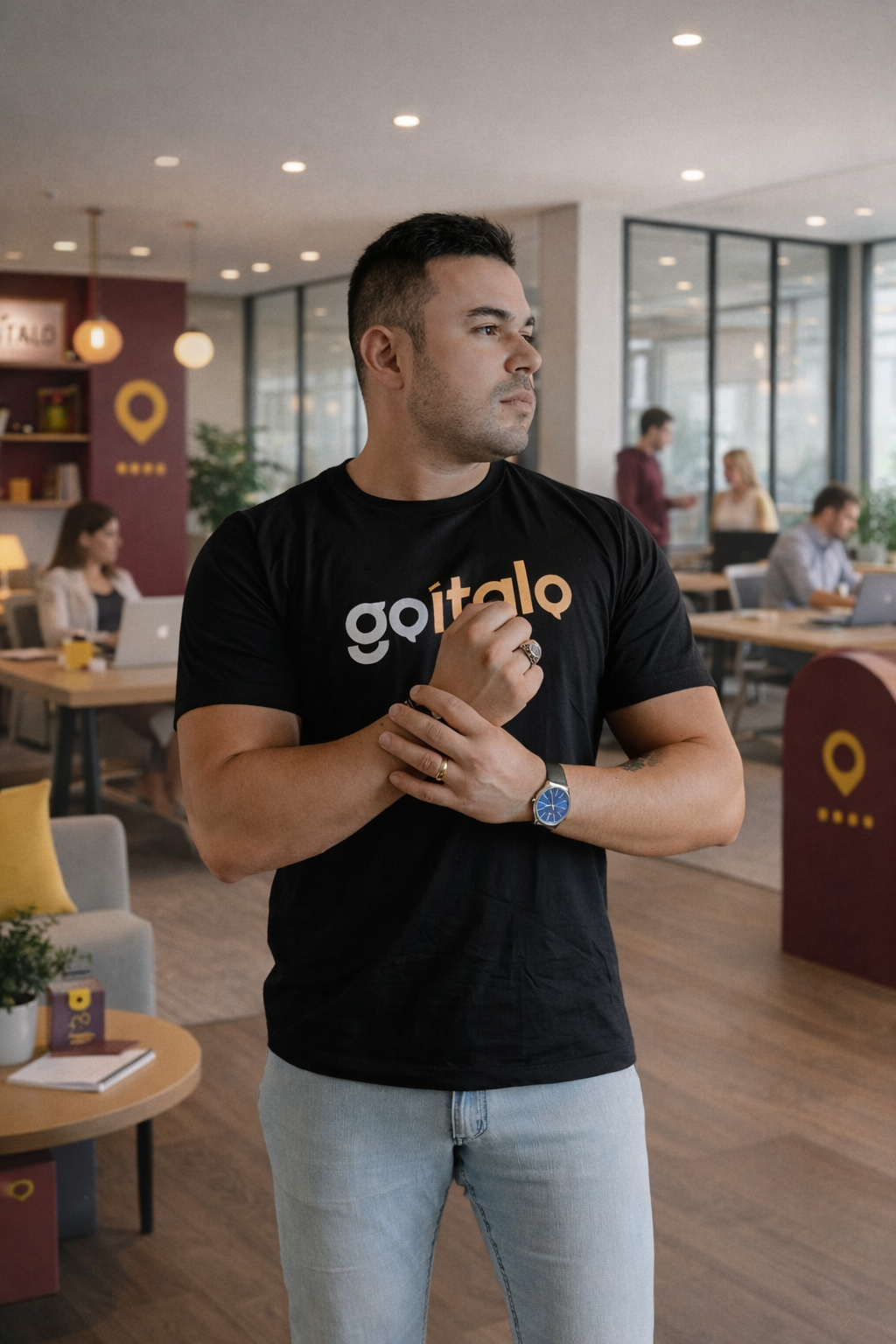Consultor da Go Italy em ambiente de escritório